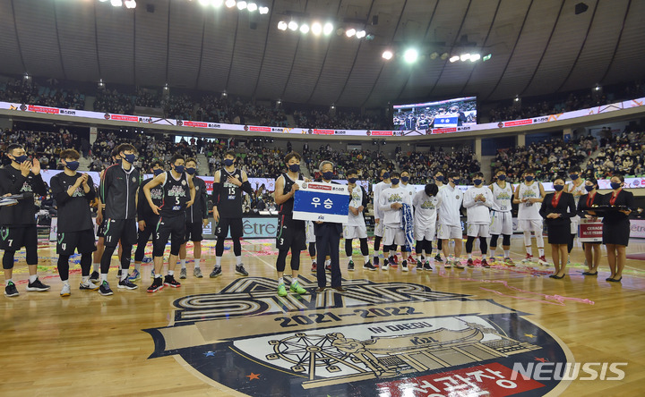 [대구=뉴시스] 이무열 기자 = 허웅(DB)이 16일 오후 대구체육관에서 열린 ‘2021~2022 KGC인삼공사 정관장 프로농구 올스타전’에서 TEAM 허웅이 TEAM 허훈를 상대로 120-117으로 우승한 뒤 김희옥 KBL프로농구연맹 총재와 기념촬영을 하고 있다. 2022.01.16. lmy@newsis.com
