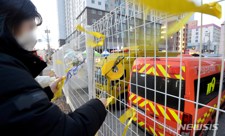 [광주=뉴시스] 김혜인 기자 = 16일 오후 광주 서구 현대산업개발 신축 붕괴 공사현장에서 실종자들의 안전 귀환을 염원하는 노란 리본이 걸려 있다. 2022.01.16.hyein0342@newsis.com