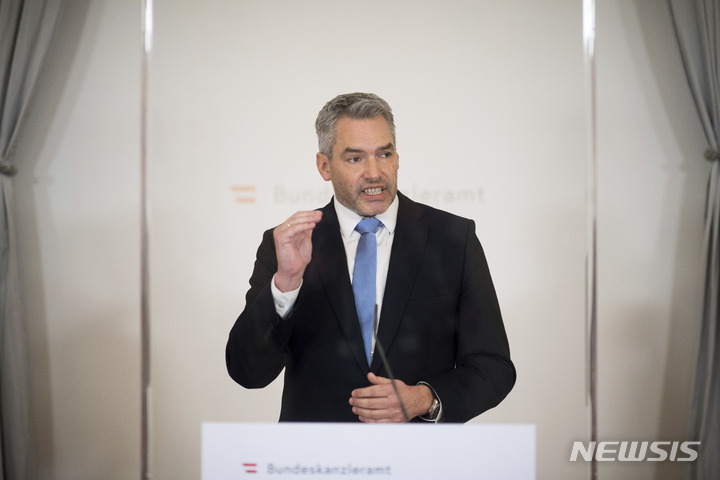 [빈=AP/뉴시스] 카를 네함머 오스트리아 총리가 16일(현지시간) 기자회견을 하고 있다. 2022.01.17