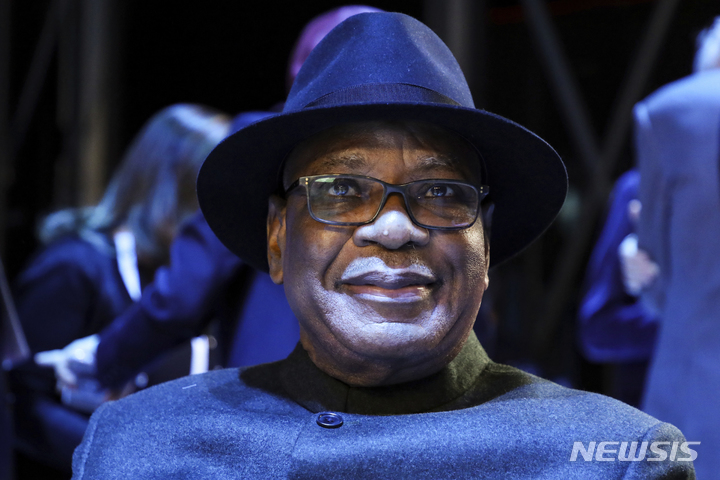 [워싱턴=AP/뉴시스] 2020년 쿠데타로 축출된 이브라힘 부바카르 케이타 전 말리 대통령이 16일(현지시간) 76세를 일기로 별세했다. 2019년 11월 파리에서 열린 '파리평화포럼'에 참석한 케이타 전 대통령 생전 모습. 2022.01.17 