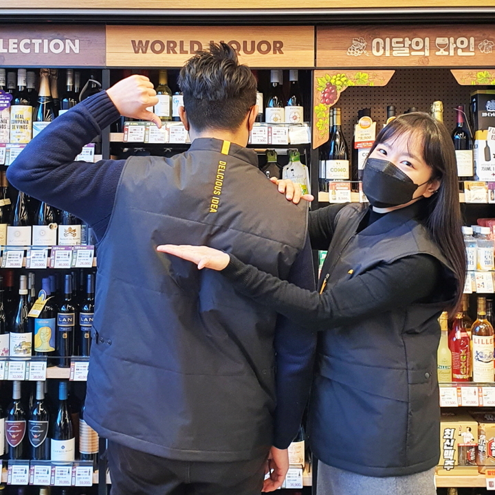 서울 성동구 소재 이마트24 본점에서 모델이 변경된 유니폼 디자인을 소개하고 있다.(사진/이마트24제공) photo@newsis.com *재판매 및 DB 금지