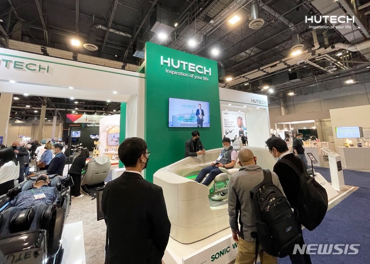 [서울=뉴시스]휴테크는 지난 5~7일(현지시간) 미국 라스케이거스에서 열린 세계 최대 가전·정보기술(IT)전시회 'CES 2022'에서 자사 프리미엄 안마의자 '카이(KAI) GTS9 아트모션' 등에 탑재된 음파진동 카시트를 처음으로 공개했다. (사진= 휴테크 제공) 2022.01.17