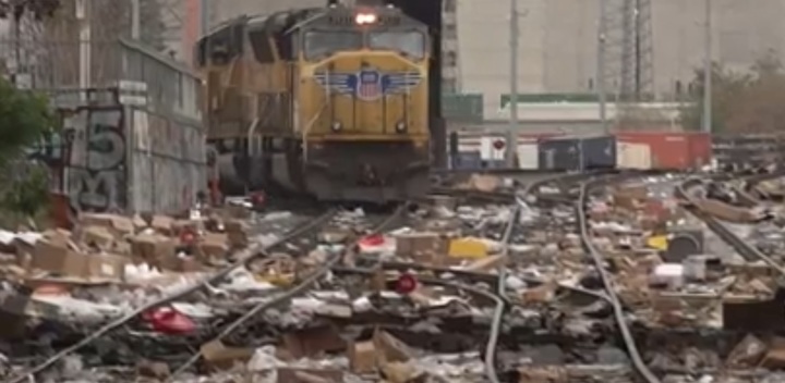 [서울=뉴시스] 미국 캘리포니아주 로스앤젤레스 열차 선로에 물건을 훔치고 남은 택배 박스 잔해들이 산재해 있다. (출처 : CNN 동영상 캡처) 2022.01.17. *재판매 및 DB 금지