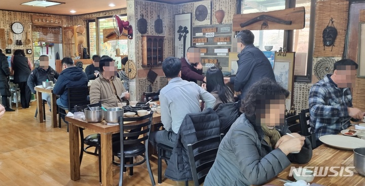 [의정부=뉴시스] 김도희 기자 = 사적모임 인원 제한이 4인에서 6인으로 완화된 17일 낮 12시께 경기 의정부시의 한 식당이 점심식사를 위해 찾은 손님들로 북적이고 있다. 2022.01.17 kdh@newsis.com 