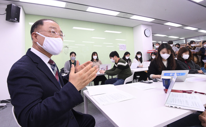 [세종=뉴시스] 홍남기 경제부총리 겸 기획재정부 장관이 17일 오후 정부세종청사에서 열린 출입기자간담회에서 기자질문에 답변하고 있다. (사진=기재부 제공) *재판매 및 DB 금지