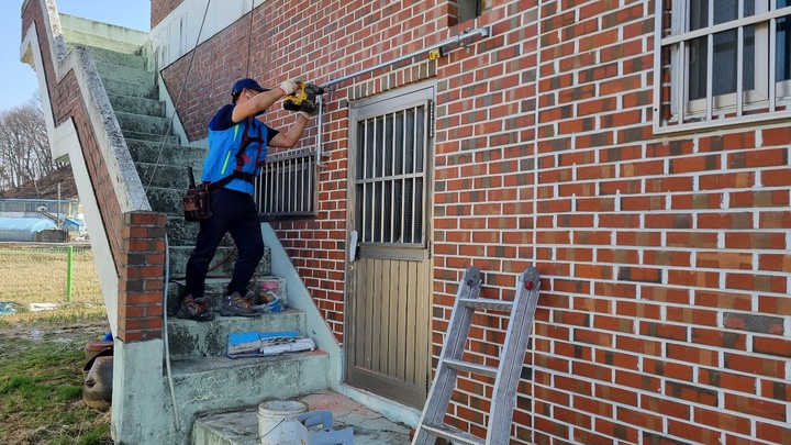 [세종=뉴시스] 한국가스안전공사는 'LPG 용기 사용 가구시설 개선' 사업을 통해 2030년까지 약 41만 가구의 LP가스 고무호스를 금속배관으로 교체할 계획이다. 사진은 시설 개선 작업을 하는 가스안전공사 직원의 모습. (사진=한국가스안전공사 제공) *재판매 및 DB 금지