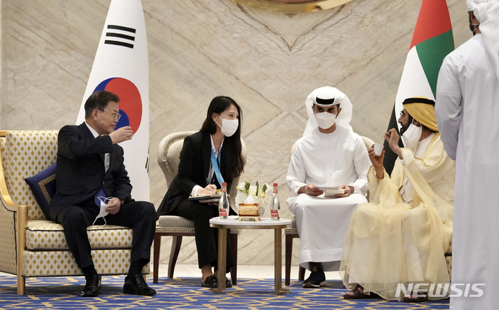 [두바이=뉴시스] 김진아 기자 = UAE를 방문 중인 문재인 대통령이 16일 오후(현지시간) 두바이 엑스포 리더십관에서 모하메드 빈 라시드 알 막툼 UAE 총리 겸 두바이 통치자와 아랍식 커피를 마시며 회담하고 있다. 2022.01.17. bluesoda@newsis.com