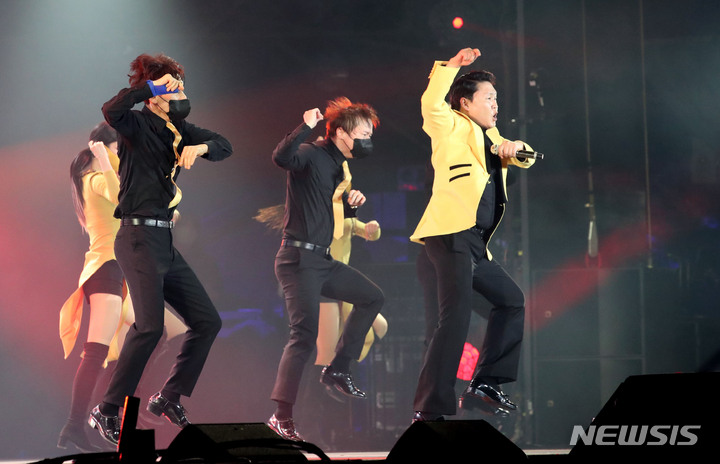 [두바이=뉴시스] 김진아 기자 = 문재인 대통령과 김정숙 여사가 참석한 가운데 16일(현지시간) 아랍에미리트 두바이 엑스포 쥬빌리공원에서 열린 K-POP 콘서트에서 가수 싸이가 공연을 하고 있다. 2022.01.17. bluesoda@newsis.com