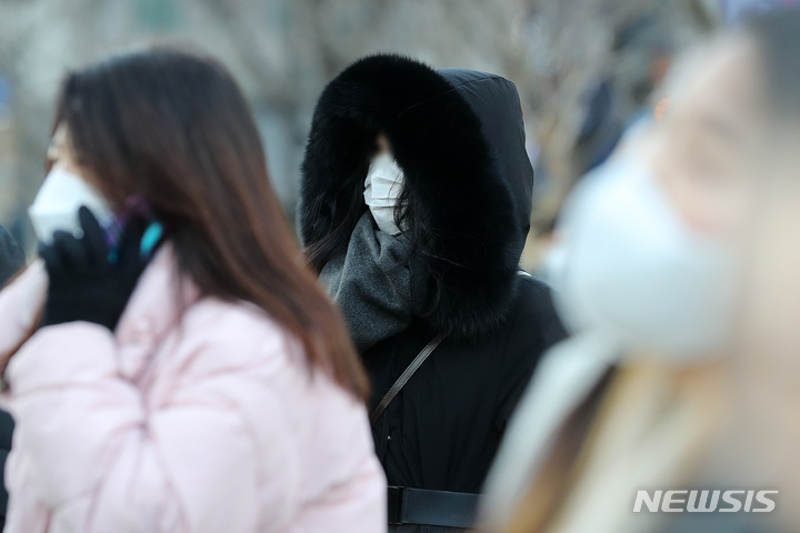 [서울=뉴시스] 백동현 기자 = 서울 아침 최저 기온이 영하 9도까지 내려간 지난달 17일 오전 서울 종로구 세종대로사거리 인근 횡단보도에서 한 시민이 털 모자를 쓰고 신호를 기다리고 있다. 2022.01.17. livertrent@newsis.com