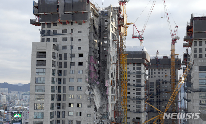 [광주=뉴시스] 류형근 기자 = 광주 서구 화정동 현대아이파크 신축 아파트 붕괴 사고 7일째인 17일 오전 붕괴 아파트에 설치된 기존 크레인을 철거하기 위한 새크레인이 옆에 세워지고 있다. 2022.01.17. hgryu77@newsis.com