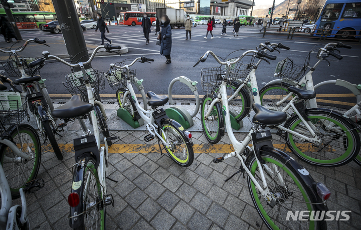 [서울=뉴시스]서울시내에 따릉이가 세워져 있다. (사진=뉴시스 DB). 2022.04.18. jhope@newsis.com