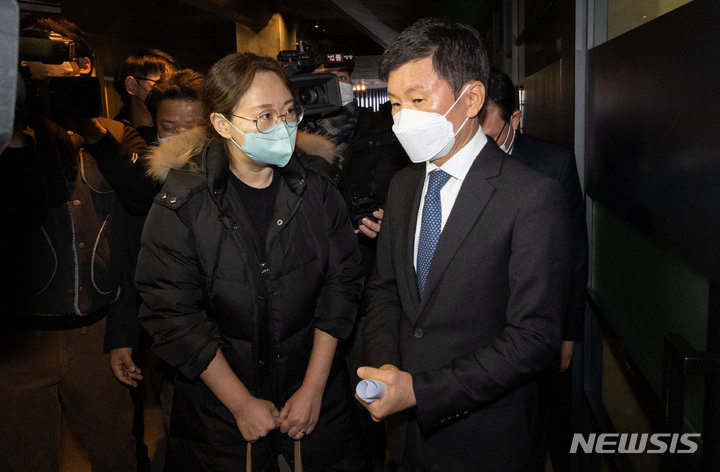 [서울=뉴시스] 고승민 기자 = 정몽규 HDC현대산업개발 회장이 17일 서울 HDC현대산업개발 용산 사옥에서 광주 아파트 외벽 붕괴 사고와 관련 입장 발표를 마친 뒤 취재진 질문에 답하고 있다. (공동취재사진) 2022.01.17. photo@newsis.com