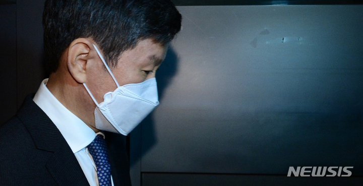 [서울=뉴시스] 고승민 기자 = 정몽규 HDC현대산업개발 회장이 17일 서울 용산구 아이파크몰 본사에서 광주 화정아이파크 외벽 붕괴 사고에 대한 대국민 사과와 함께 사퇴를 표명한 뒤 기자회견장을 빠져나와 이동하고 있다. (공동취재사진) 2022.01.17. photo@newsis.com