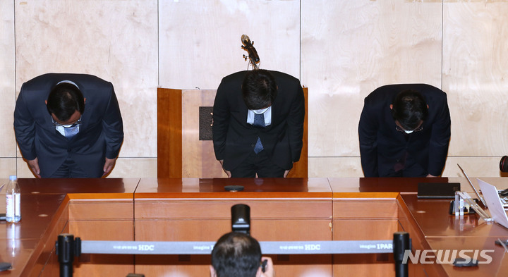 [서울=뉴시스] 고승민 기자 = 정몽규 HDC현대산업개발 회장이 17일 서울 용산구 아이파크몰 본사에서 광주 화정아이파크 외벽 붕괴 사고에 대한 대국민 사과와 함께 사퇴를 표명하고 있다. (공동취재사진) 2022.01.17. photo@newsis.com