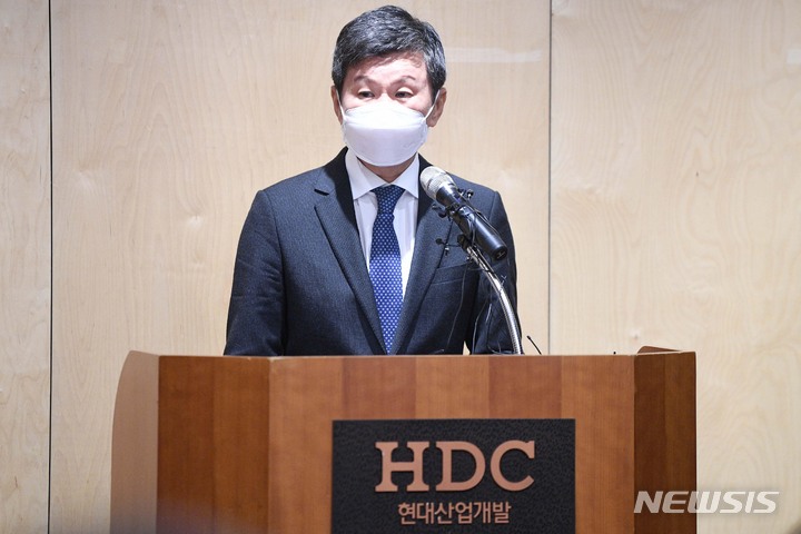 [서울=뉴시스] 고승민 기자 = 정몽규 HDC현대산업개발 회장이 17일 서울 HDC현대산업개발 용산 사옥에서 광주 아파트 외벽 붕괴 사고와 관련 입장 발표를 하고 있다. (공동취재사진) 2022.01.17. photo@newsis.com
