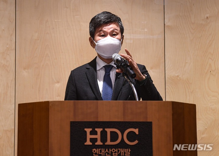 [서울=뉴시스] 고승민 기자 = 정몽규 HDC현대산업개발 회장이 17일 서울 HDC현대산업개발 용산 사옥에서 광주 아파트 외벽 붕괴 사고와 관련한 입장 발표를 하고 있다. (공동취재사진) 2022.01.17. photo@newsis.com