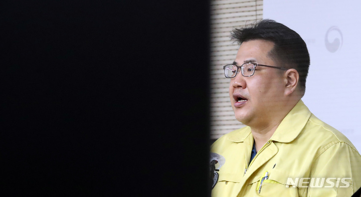 [세종=뉴시스] 강종민 기자 = 손영래 중앙사고수습본부 전략기획반장이 17일 오전 정부세종청사에서 열린 코로나19 중대본 브리핑에서 오는 18일부터 전국 마트·백화점, 학원·독서실, 영화관, 박물관 등에 적용했던 방역패스(접종증명·음성확인제)를 해제한다고 밝히고 있다. 2022.01.17. ppkjm@newsis.com