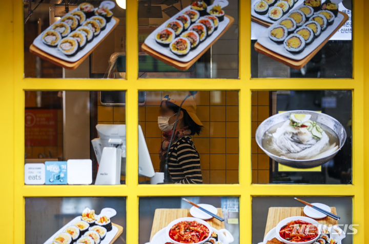 [서울=뉴시스] 정병혁 기자 = 지난해 고용시장이 코로나19 영향권에서 벗어나면서 취업자 수는 늘었지만, 자영업자는 1만 8000명이나 감소한 것으로 나타난 17일 오전 서울시내 한 식당에서 직원이 영업준비를 하고 있다. 통계청에 따르면 지난해 연평균 자영업자 수는 551만3천명을 기록, 1년 전보다 1만8천명 줄었다. 2022.01.17. jhope@newsis.com