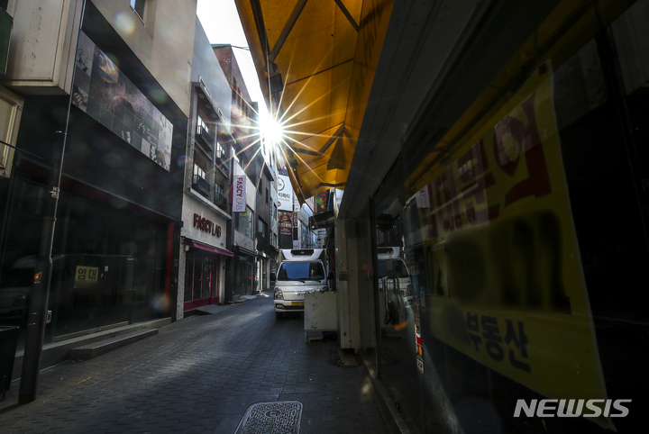 [서울=뉴시스] 정병혁 기자 = 지난해 고용시장이 코로나19 영향권에서 벗어나면서 취업자 수는 늘었지만, 자영업자는 1만 8000명이나 감소한 것으로 나타난 17일 오전 서울시내 식당에 임대문의 안내문이 붙어 있다. 통계청에 따르면 지난해 연평균 자영업자 수는 551만3천명을 기록, 1년 전보다 1만8천명 줄었다. 2022.01.17. jhope@newsis.com