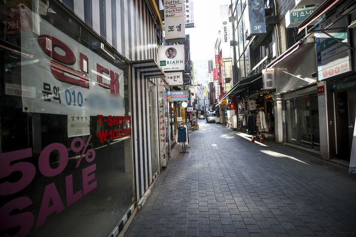 [서울=뉴시스] 정병혁 기자 = 지난 17일 오전 서울시내 식당에 임대문의 안내문이 붙어 있다. 2022.01.17. jhope@newsis.com