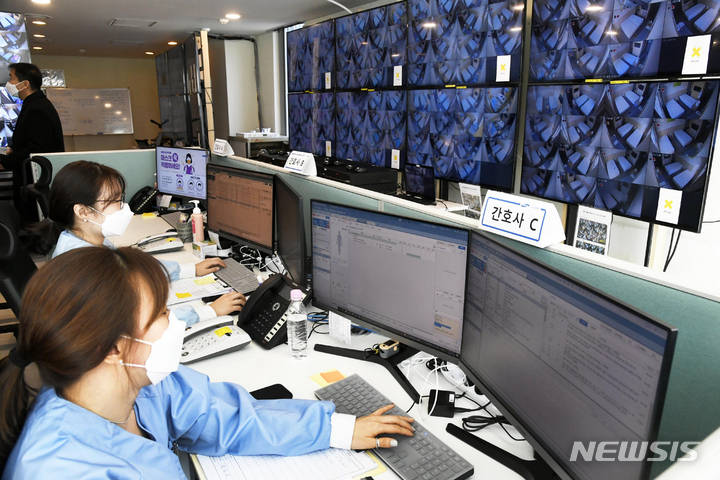 [서울=뉴시스] 김명원 기자 = 지난 1월17일 서울 중구 동호생활치료센터에서 의료진이 패쇄회로(CCTV)를 통해 환자들을 모니터하고 있다. (공동취재사진) 2022.01.17. photo@newsis.com