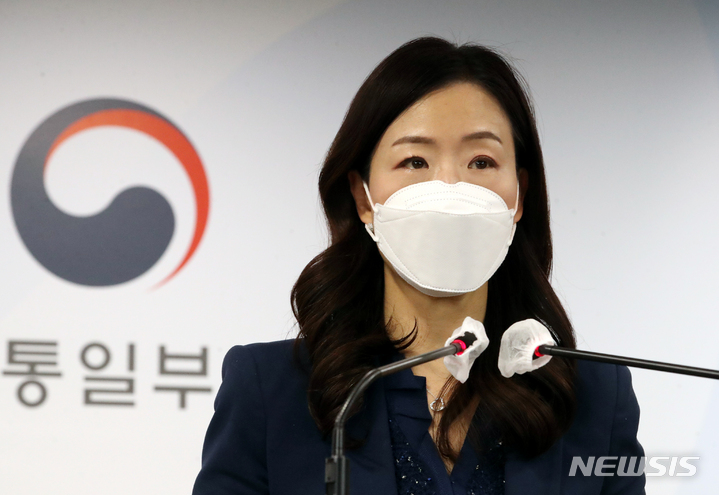 [서울=뉴시스] 김명원 기자 = 이종주 통일부 대변인이 17일 서울 종로구 정부서울청사에서 열린 정례브리핑에서 발언하고 있다. 2022.01.17. kmx1105@newsis.com