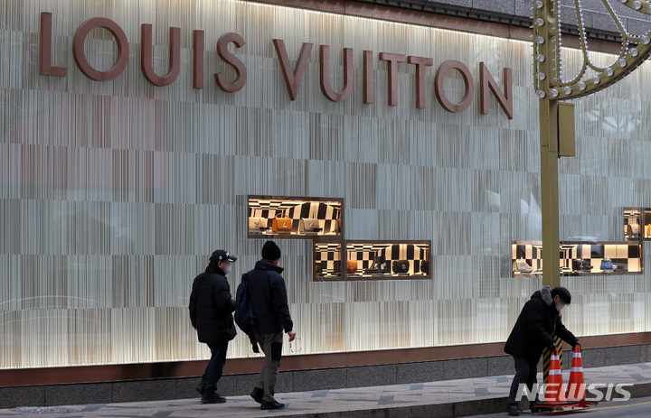 [서울=뉴시스] 이영환 기자 = 루이비통이 내년 3월까지 한국 내 시내면세점 매장을 모두 닫을것으로 알려졌다. 지난해 6월 면세전문 매체 '무디 데이빗 리포트'는 루이비통이 한국을 포함한 상당수 시내면세점 매장을 점진적으로 정리하기로 했다고 보도했다. 사진은 17일 오후 서울 시내의 루이비통 매장. 2022.01.17. 20hwan@newsis.com