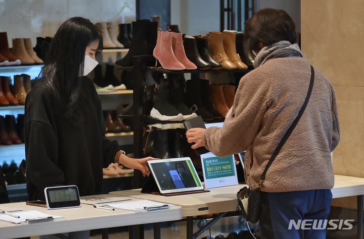 좁혀지는 장단기 금리차…경기 침체 신호탄?