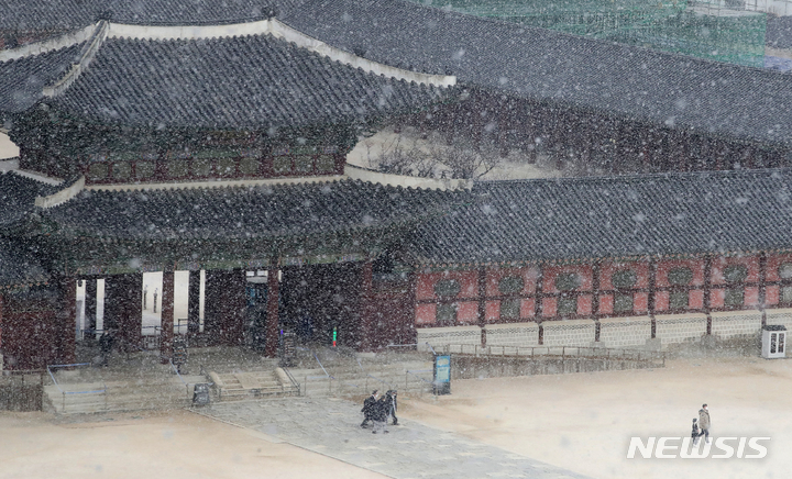 [서울=뉴시스] 김명원 기자 = 지난 17일 서울 종로구 광화문과 경복궁에 눈이 내려 하얀세상을 만들고 있다. 기상청은 오후부터 서울 수도권과 대전지역 등에 눈발이 날리겠다고 예보했다. 2022.01.17. kmx1105@newsis.com