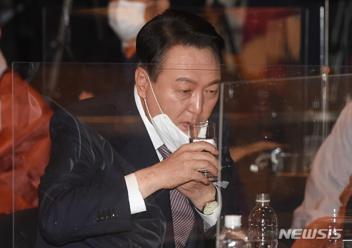 [서울=뉴시스] 국회사진기자단 = 윤석열 국민의힘 대선 후보가 17일 오후 서울 중구 신라호텔에서 열린 '불교리더스포럼 제5기 출범식'에서 물을 마시고 있다. 2022.01.17. photo@newsis.com