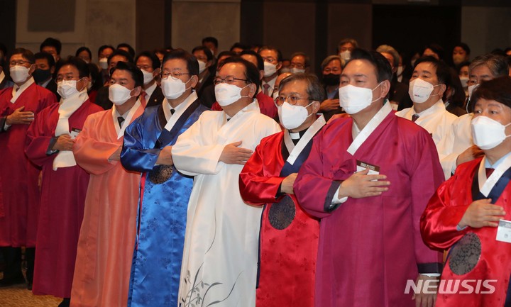 [서울=뉴시스] 국회사진기자단 = 윤석열 국민의힘 대통령후보가 17일 서울 중구 프레스센터에서 열린 재경 대구경북인 신년교례회에 참석해 국민의례를 하고 있다. 왼쪽 세 번째부터 안철수 국민의당 후보, 이재명 더불어민주당 후보, 김부겸 국무총리, 이상택 매일신문사 사장, 윤석열 국민의힘 후보. 2022.01.17. photo@newsis.com