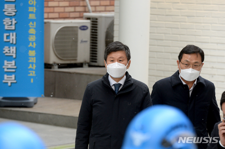 [광주=뉴시스] 김혜인 기자 = 17일 오후 광주 서구 현대산업개발 아파트 붕괴현장에서 정몽규 회장이 실종자 가족을 만나러 향하고 있다. 2022.01.17.hyein0342@newsis.com