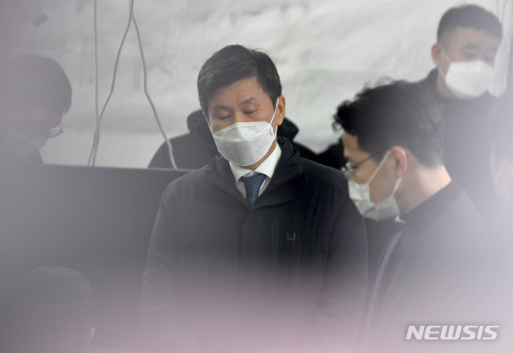 [광주=뉴시스] 신대희 기자 = 광주 서구 화정동 현대아이파크 신축 아파트 붕괴 사고 7일째인 17일 오후 정몽규 HDC현대산업개발 회장이 사퇴 직후 붕괴 사고 현장을 찾아 실종자 가족들의 의견을 듣고 있다. 2022.01.17. sdhdream@newsis.com