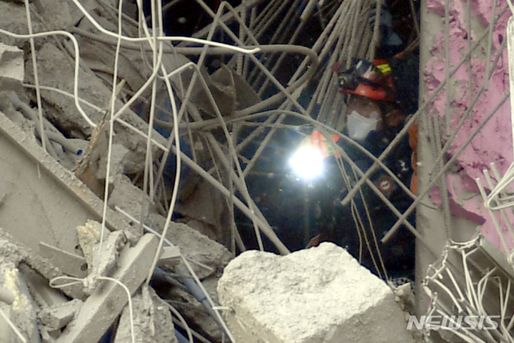 [광주=뉴시스] 류형근 기자 = 광주 서구 화정동 현대아이파크 신축 아파트 붕괴 사고 7일째인 17일 오후 소방구조대원이 붕괴가 발생한 27층에서 실종자 수색작업을 하고있다. 2022.01.17. hgryu77@newsis.com