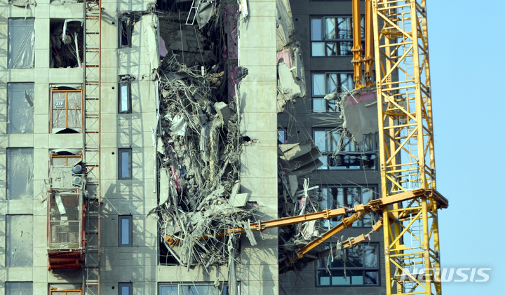 [광주=뉴시스] 류형근 기자 = 광주 서구 화정동 현대아이파크 신축 아파트 붕괴 사고 7일째인 17일 오후 콘크리트 덩어리가 크레인 지지대에 매달려 있다. 2022.01.17. hgryu77@newsis.com
