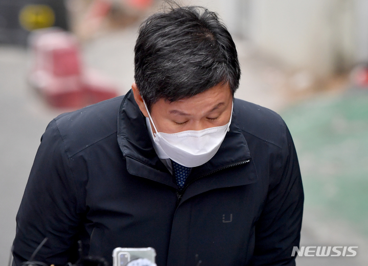 [광주=뉴시스] 신대희 기자 = 광주 서구 화정동 현대아이파크 신축 아파트 붕괴 사고 7일째인 17일 오후 정몽규 HDC현대산업개발 회장이 사퇴 직후 붕괴 사고 현장을 찾아 사과하며 고개를 숙이고 있다. 정 회장은 수습에 최선을 다하겠다고 밝혔다. 2022.01.17. sdhdream@newsis.com