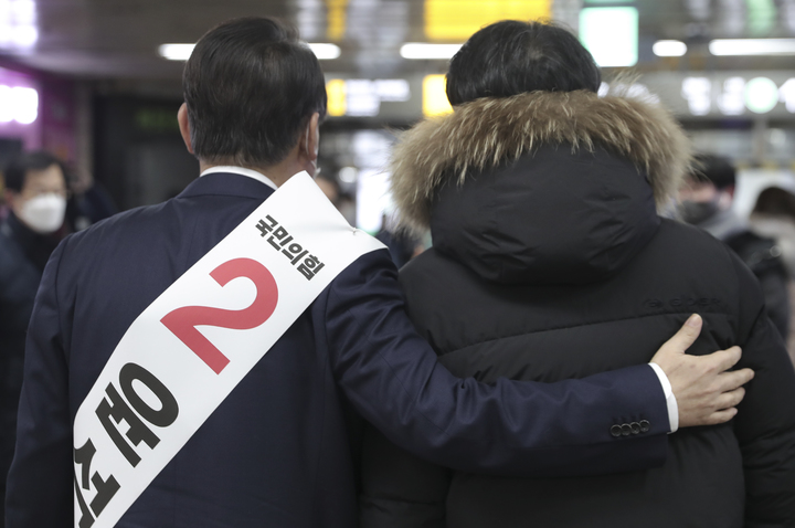 [서울=뉴시스] 최진석 기자 = 윤석열 국민의힘 대선 후보가 17일 저녁 서울 을지로입구역에서 퇴근하는 시민과 기념촬영을 하고 있다. (사진=국민의힘 제공) 2022.01.17. photo@newsis.com *재판매 및 DB 금지