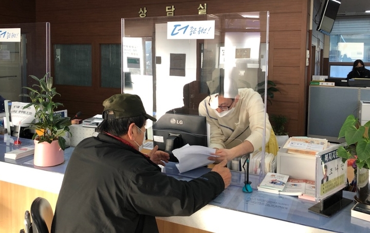 [서울=뉴시스] 기초연금 상담을 받는 어르신 모습 (사진=뉴시스 DB) 2022.01.18. photo@newsis.com *재판매 및 DB 금지