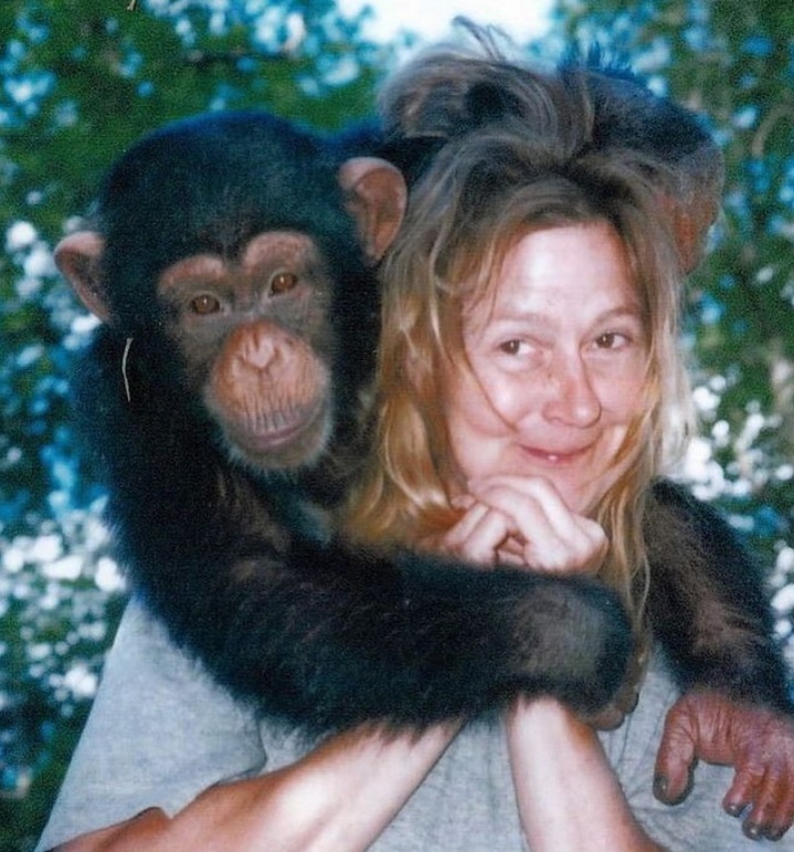 [서울=뉴시스] 미국 코네티컷주에서 샌드라 해롤드가 애완 침팬지를 업고 있다. (출처 : 인스타그램) 2022.01.18. *재판매 및 DB 금지