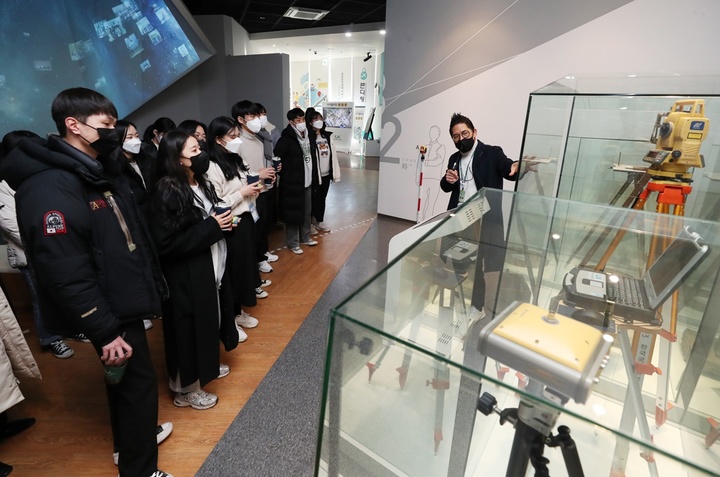 [전주=뉴시스] 강명수 기자 =한국국토정보공사(LX)는 전북혁신캠퍼스 공간정보과정이 수요자 맞춤형 취업 교육으로 거듭나고 있다고 18일 밝혔다. 사진은 전북혁신캠퍼스에 참여한 학생들이 LX 홍보관을 관람하는 모습이다. (사진 =한국국토정보공사 제공) 2022.01.18. photo@newsis.com *재판매 및 DB 금지