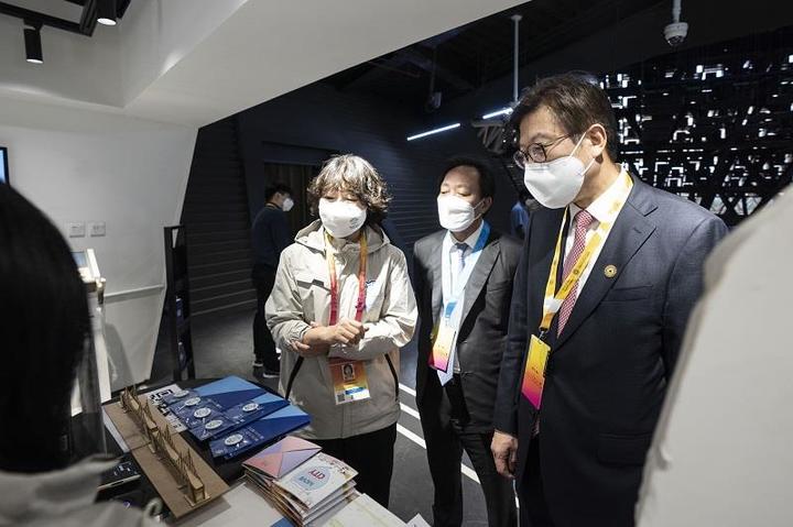 [부산=뉴시스] 박형준 부산시장과 장인화 부산상공회의소장이 16일 두바이엑스포 한국의 날을 맞아 한국 전시관을 방문해 설명을 듣고 있다. (사진 = 부산시 제공)&nbsp; *재판매 및 DB 금지