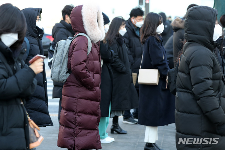 [서울=뉴시스] 백동현 기자 = 서울 아침 최저 기온이 영하 10도까지 내려간 지난 18일 오전 서울 종로구 세종대로사거리 횡단보도에서 시민들이 신호를 기다리고 있다. 2022.01.18. livertrent@newsis.com