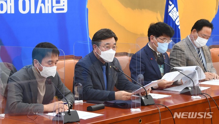 [서울=뉴시스] 김선웅 기자 = 윤호중 더불어민주당 원내대표가 18일 서울 여의도 국회에서 열린 원내대책회의에서 발언하고 있다. (공동취재사진) 2022.01.18. photo@newsis.com