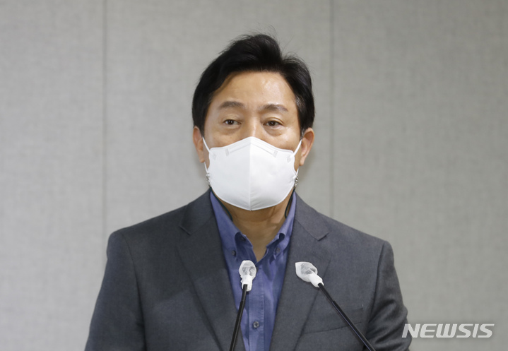 [서울=뉴시스] 오세훈 서울시장이 한국거래소 코스닥시장에 상장된 신라젠의 상장폐지 결정으로 최소 2500만원의 손해를 입을 위기에 처했다. 사진은 오세훈 서울시장이 지난 18일 서울시청 브리핑실에서 '서울시 1인가구 안심종합계획'을 발표하고 있다. (사진=뉴시스DB) photo@newsis.com