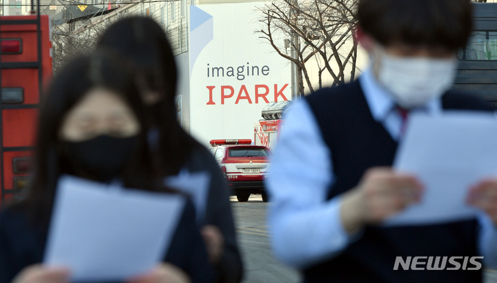 [광주=뉴시스] 류형근 기자 = 광주 서구 화정동 현대산업개발 신축 아파트 붕괴 사고 8일째인 18일 오전 '광주고등학교학생의회' 고교생들이 "아파트 붕괴사고에 대해 철저하게 원인을 규명해야 한다"며 성명서를 읽고 있다. 2022.01.18. hgryu77@newsis.com