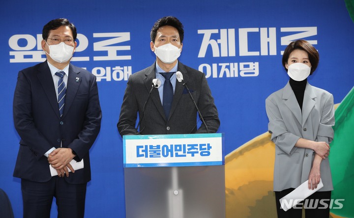 [서울=뉴시스] 국회사진기자단 = 18일 서울 여의도 당사에서 열린 방송언론 국가인재 발표식에서 선대위 미디어센터장을 맡은 이정헌 전 JTBC 기자가 소감을 밝히고 있다. 2022.01.18. photo@newsis.com