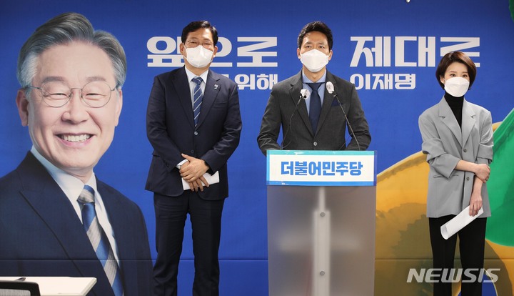 [서울=뉴시스] 국회사진기자단 = 18일 서울 여의도 당사에서 열린 방송언론 국가인재 발표식에서 선대위 미디어센터장을 맡은 이정헌 전 JTBC 기자가 소감을 밝히고 있다. 2022.01.18. photo@newsis.com