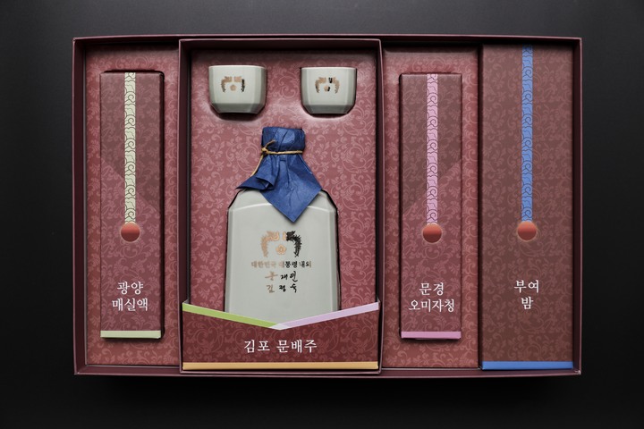 [서울=뉴시스] 청와대는 18일 문재인 대통령 부부가 임기 마지막 설 명절을 맞아 1만5000명에게 선물을 보낸다고 밝혔다. 올해 설 선물은 김포의 문배주(또는 꿀)와 매실액(전남 광양), 오미자청(경북 문경), 밤(충남 부여) 등 지역 특산물로 구성돼있으며 코로나19 관련 방역 현장의 의료진 및 백신 예방접종 현장업무 종사자와 사회복지업무 종사자, 국가와 사회발전을 위해 헌신하신 각계 원로, 국가유공자 및 동절기 어려움이 많은 다양한 사회적 배려계층 등에게 전달된다. (사진=청와대 제공) 2022.01.18. photo@newsis.com *재판매 및 DB 금지