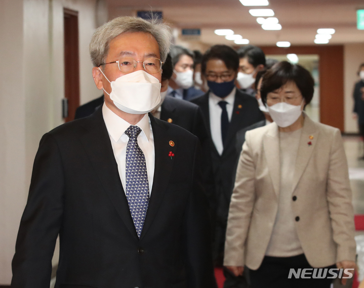 [서울=뉴시스] 김명원 기자 = 고승범 금융위원장이 지난 18일 오전 서울 종로구 정부서울청사에서 서울-세종 영상으로 열린 국무회의에 참석하고 있다. (공동취재사진) 2022.01.18. photo@newsis.com