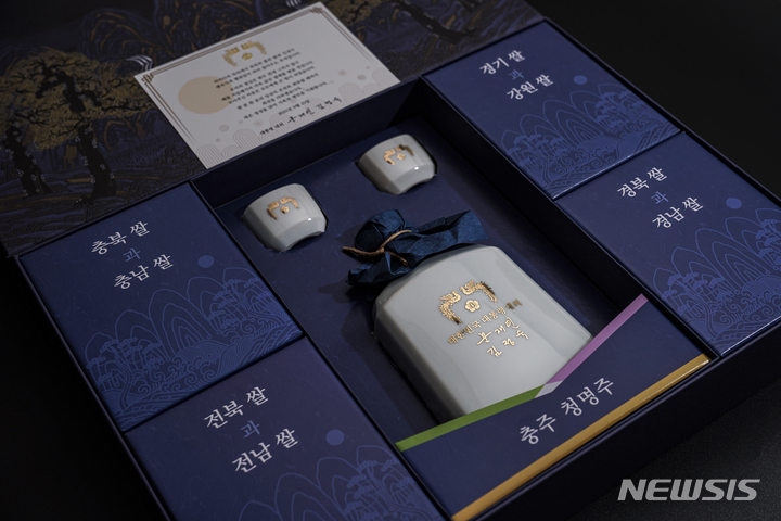 [서울=뉴시스] 전진환 기자 = 문재인 대통령 내외는 추석 명절을 맞아 각 분야에서 국가와 사회를 위해 헌신하는 분들과 사회적 배려계층 등 약 1만5천여 명에게 따뜻한 추석 명절을 보낼 수 있도록 선물을 보낸다. 올해 추석 선물은 충주의 청명주(또는 꿀)와 팔도쌀(경기 포천, 강원 양구, 충북 청주, 충남 예산, 전북 익산, 전남 나주, 경북 상주, 경남 김해) 등 지역 특산물로 구성되었으며. 이번 추석 선물은 코로나19 관련 방역현장의 의료진 및 백신 예방접종 현장업무 종사자와 사회복지업무 종사자 등 일선에서 최선을 다하는 분들과 국가와 사회발전을 위해 헌신하신 각계 원로, 애국지사, 국가유공자 및 사회적 배려계층 등에게 전달된다. (사진=청와대 제공) 2021.09.07. photo@newsis.com *재판매 및 DB 금지